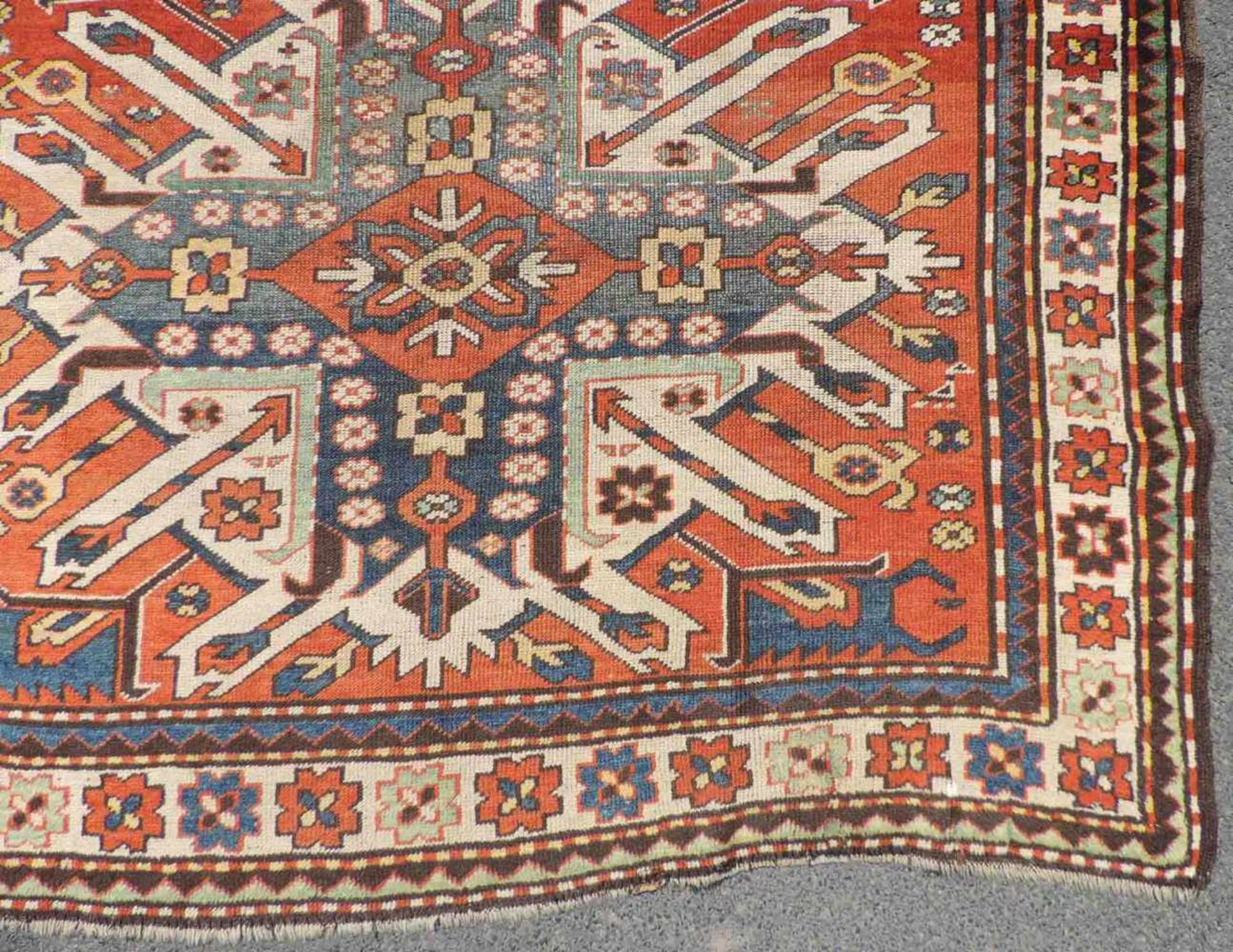 "Adler Kasak" Tschelaberd Dorfteppich. Kaukasus. Antik, um 1890. 249 cm x 161 cm. Orientteppich. - Bild 3 aus 8