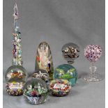 10 Paperweights, auch Millefiori, teils Facettenschliff. Bis 30 cm hoch. 10 paperweights, also