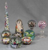 10 Paperweights, auch Millefiori, teils Facettenschliff. Bis 30 cm hoch. 10 paperweights, also