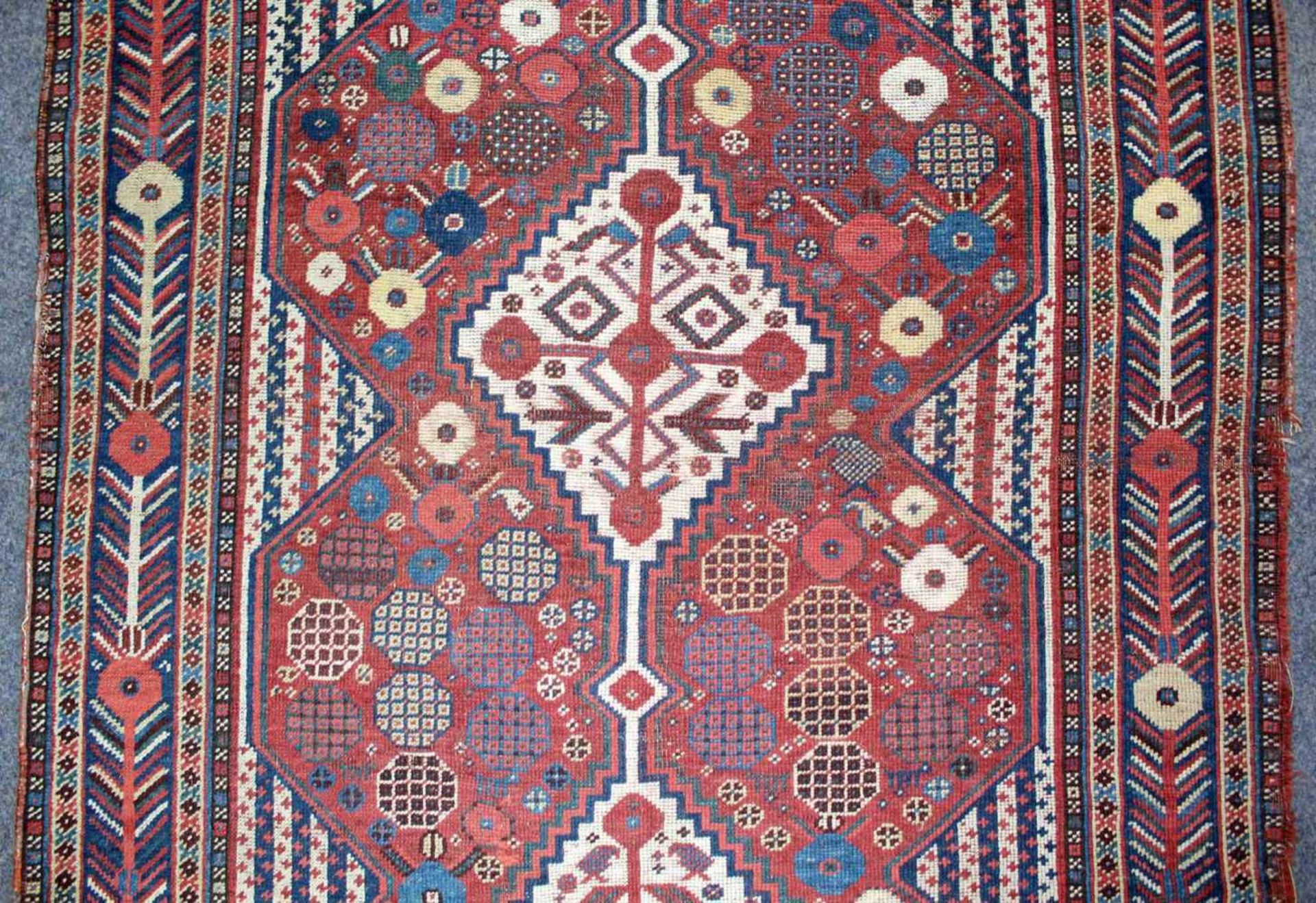 Kaschgai Perserteppich. Iran. Antik, 19. Jahrhundert. 233 cm x 127 cm. Orientteppich. - Bild 3 aus 5