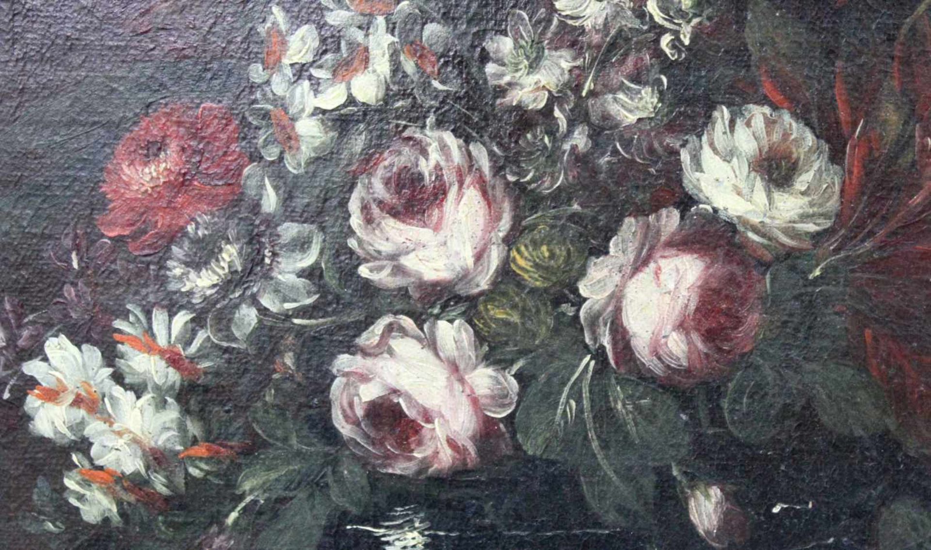UNSIGNIERT (XVIII). Blumenstillleben. Ende 18. Jahrhundert. 53 cm x 73 cm. Gemälde, Öl auf Leinwand. - Bild 4 aus 5