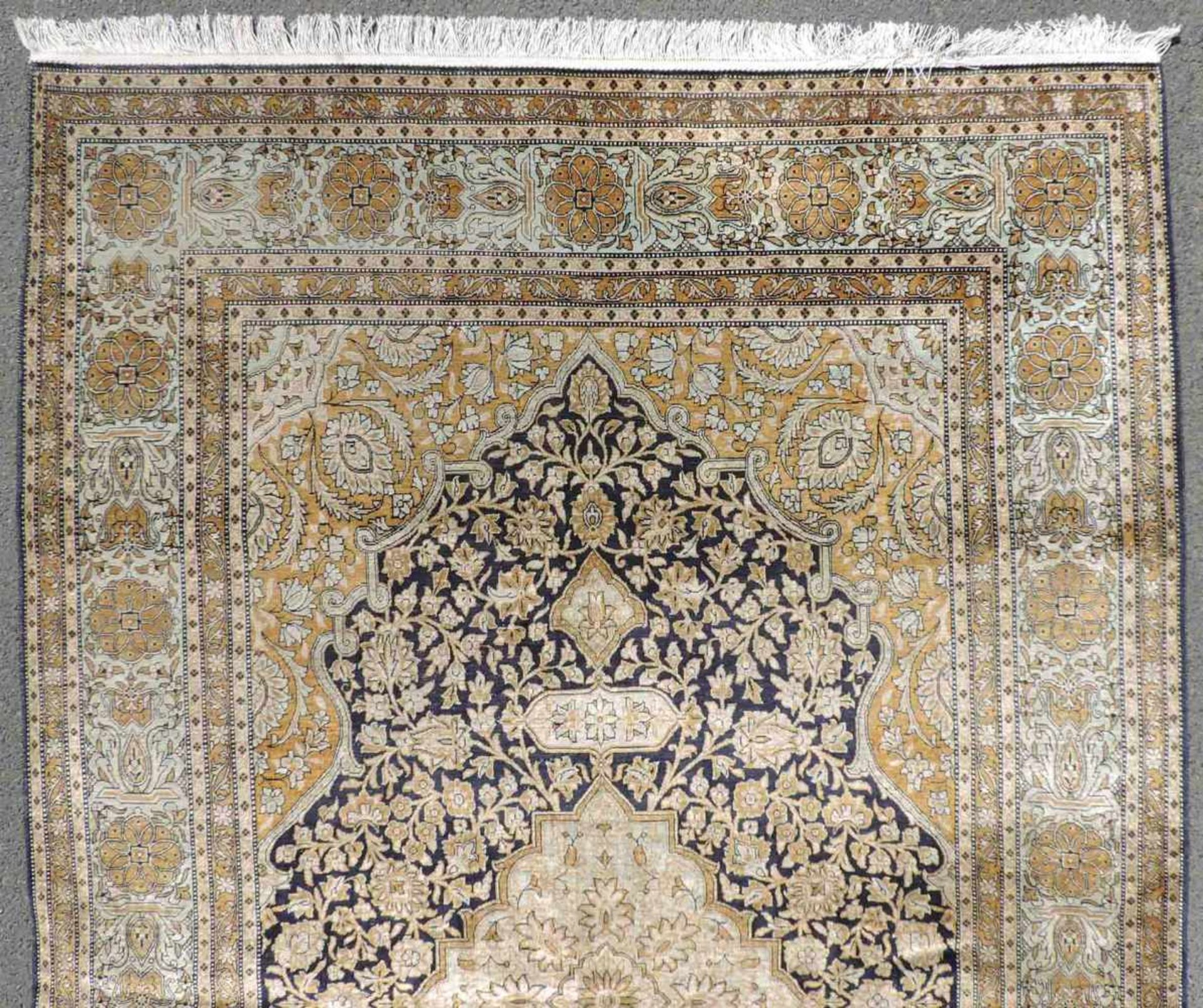 Ghom Seide Perserteppich. Iran. Feine Knüpfung. 222 cm x 138 cm. Orientteppich. Handgeknüpft. - Bild 4 aus 7