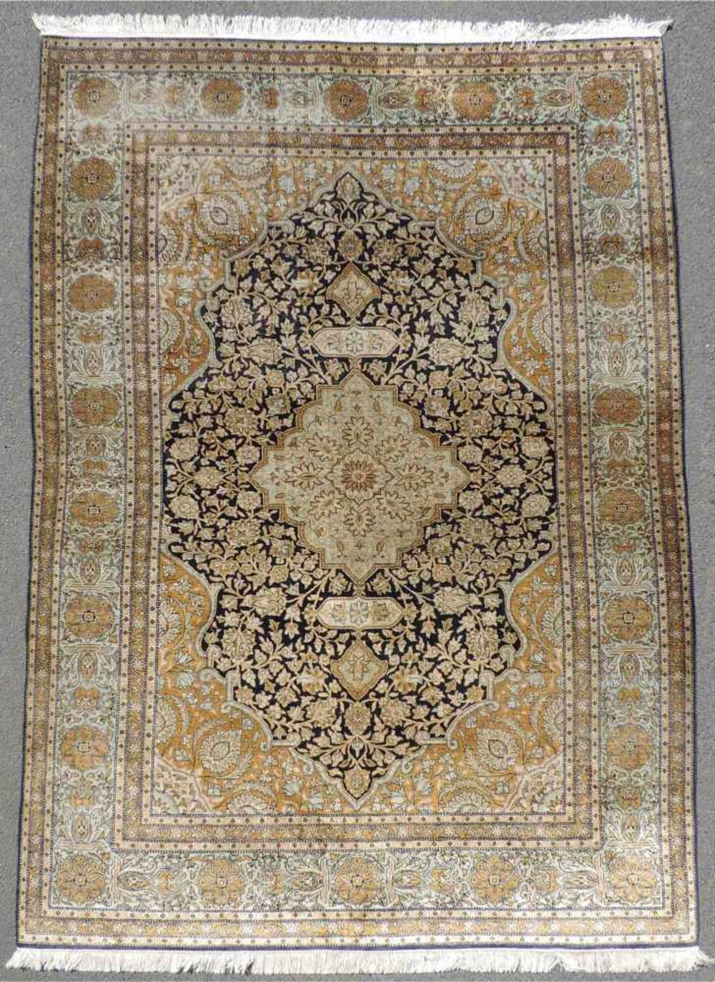 Ghom Seide Perserteppich. Iran. Feine Knüpfung. 222 cm x 138 cm. Orientteppich. Handgeknüpft.