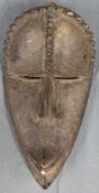 Maske, wohl Dan. Erworben in Liberia um 1974. Holz. Gefasst. 36 cm hoch. West Afrika. Mask, probably