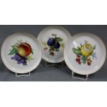 3 Porzellan, Wandteller, Meissen, Obst. 17,6 cm Durchmesser. 3 porcelain, wall plate, Meissen,
