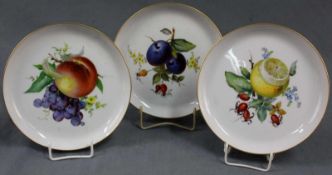 3 Porzellan, Wandteller, Meissen, Obst. 17,6 cm Durchmesser. 3 porcelain, wall plate, Meissen,