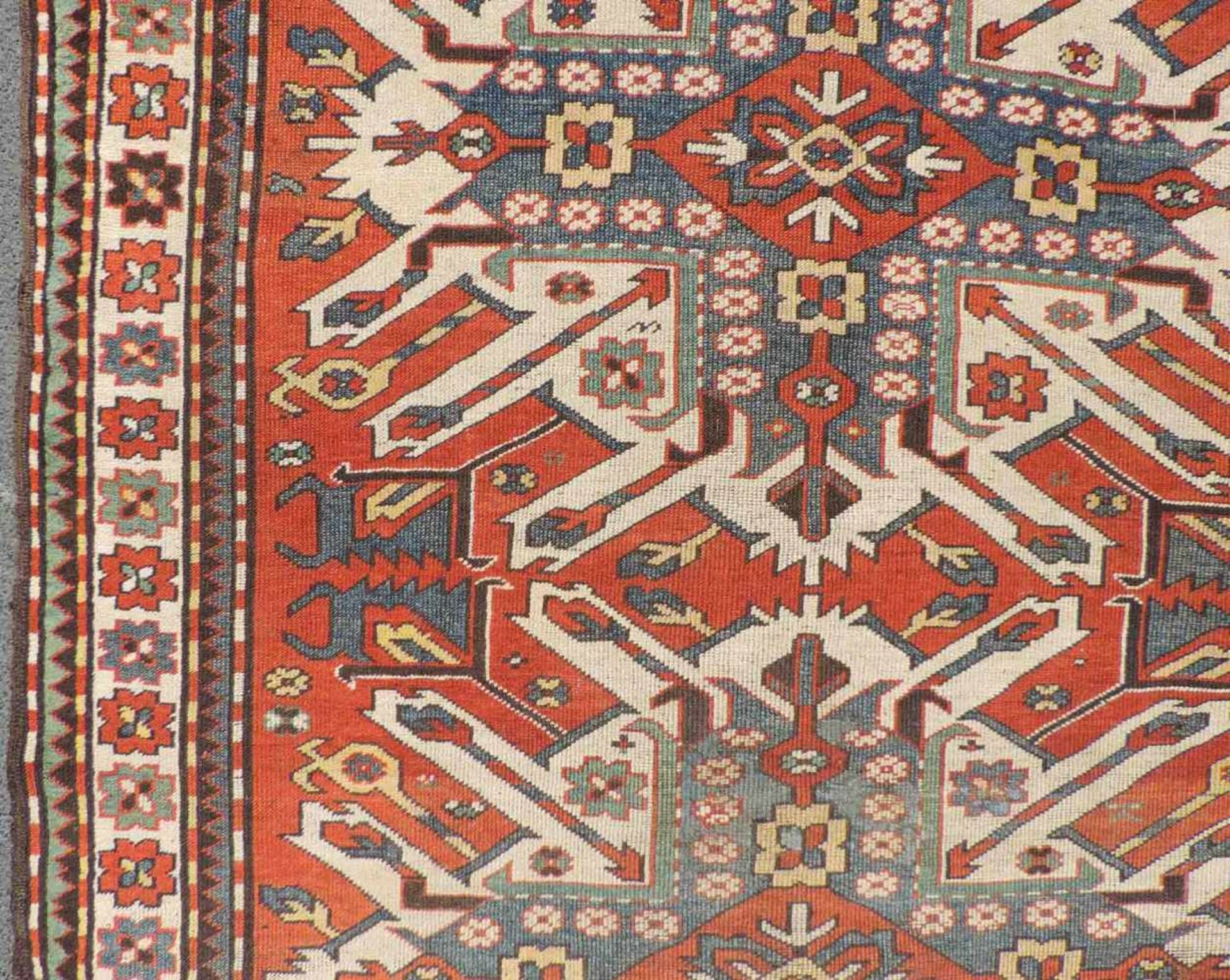 "Adler Kasak" Tschelaberd Dorfteppich. Kaukasus. Antik, um 1890. 249 cm x 161 cm. Orientteppich. - Bild 4 aus 8