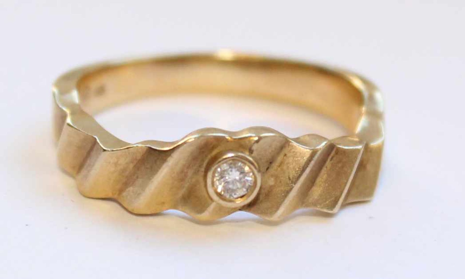 Ring, Gelb- Gold 585. Mit einem Solitär Diamant Brillant circa 0,08 ct. 3,7 Gramm gesamt. Der