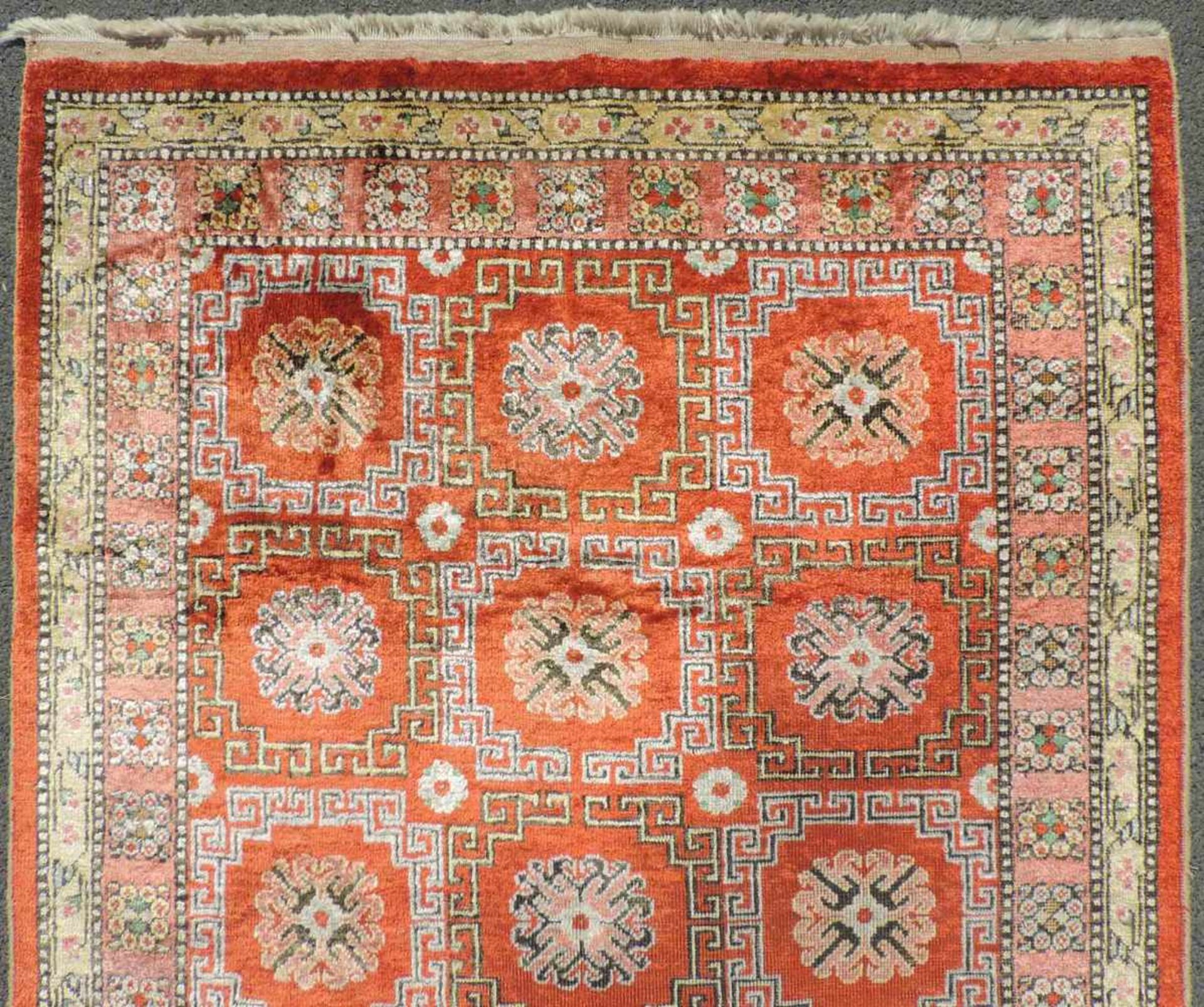 Khotan Seidenteppich. Zentralasien. Ost - China. Antik, um 1900. 209 cm x 124 cm. Orientteppich. - Bild 4 aus 6