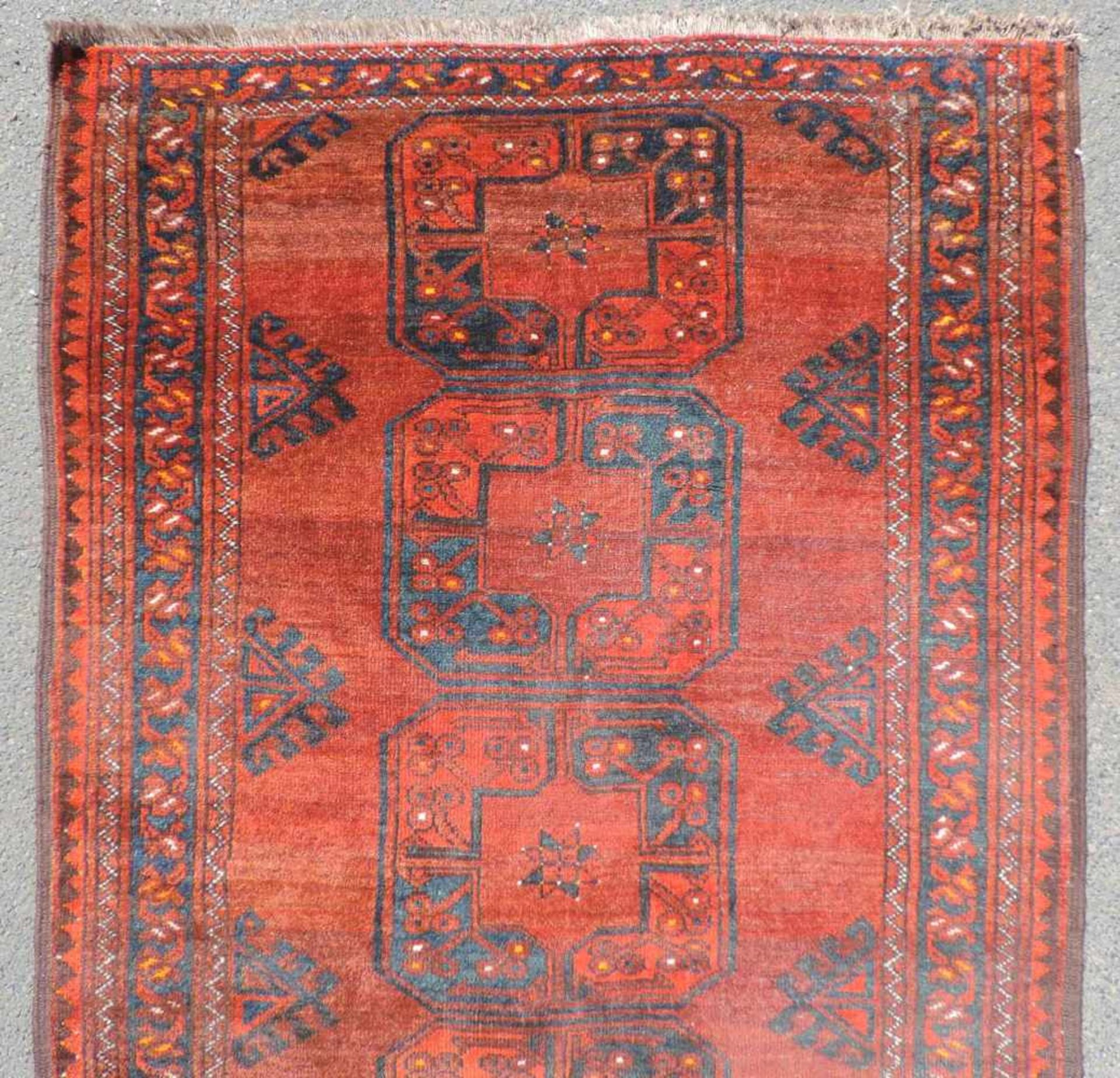 Ersari Stammesteppich. Turkmenistan. Antik um 1910. 193 cm x 102 cm. Orientteppich. Handgeknüpft. - Bild 4 aus 5
