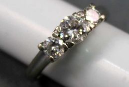 Ring, Weißgold 750. Mit 3 Diamanten Brillanten von insgesamt circa 1 Karat. 3,9 Gramm Gesamtgewicht.