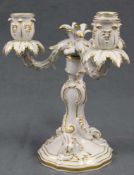 Dreiarmiger- Kerzenleuchter, Meissen Porzellan, 1. Wahl. 25,5 cm hoch. Three-armed candlesticks,