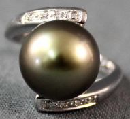 Ring mit Tahitiperle und kleinen Diamanten, Weiß - Gold 18 Karat. 7,8 Gramm gesamt. Ring with