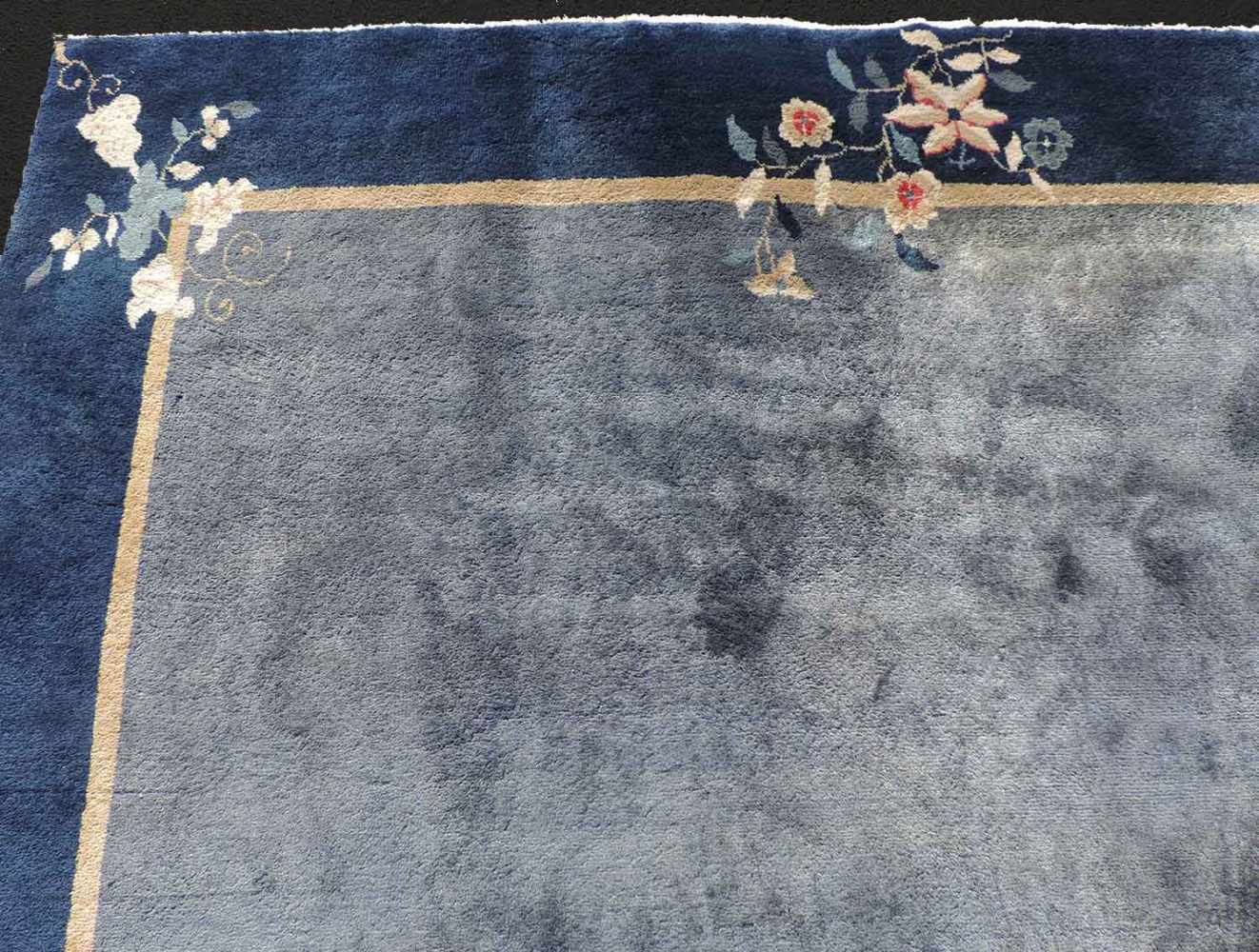 Peking Teppich. China. Antik. Um 1920 361 cm x 267 cm. Handgeknüpft. Mancesterwolle auf Baumwolle. - Image 6 of 8
