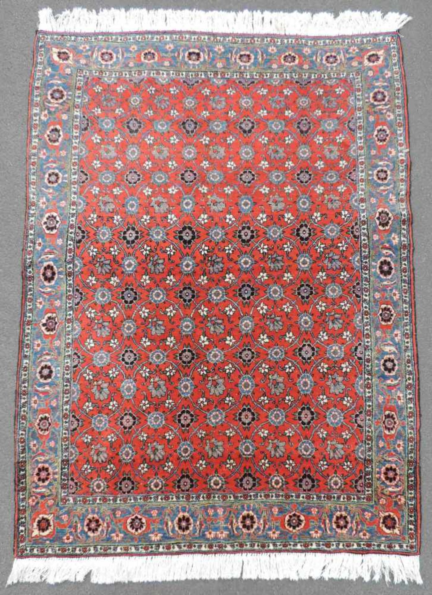 Varamin Perserteppich. Iran, Mitte 20. Jahrhundert. Feine Knüpfung. 206 cm x 152 cm.