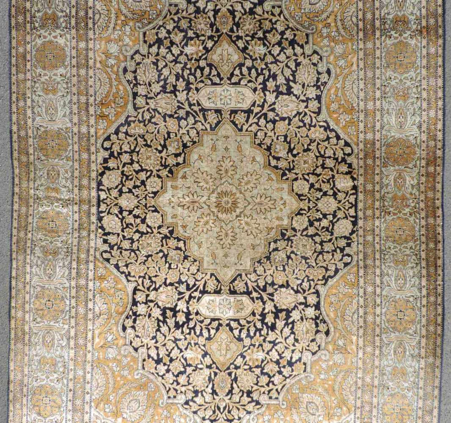 Ghom Seide Perserteppich. Iran. Feine Knüpfung. 222 cm x 138 cm. Orientteppich. Handgeknüpft. - Bild 3 aus 7