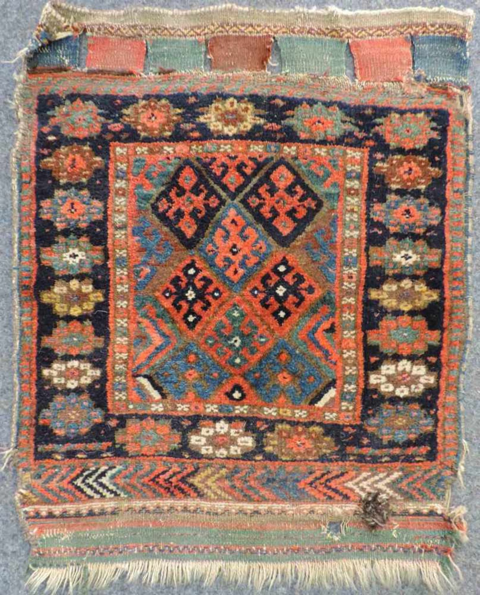 Jaff Stammesteppich. Taschenfront. Iran, antik, um 1890. 68 cm x 56 cm insgesamt. Handgeknüpft und