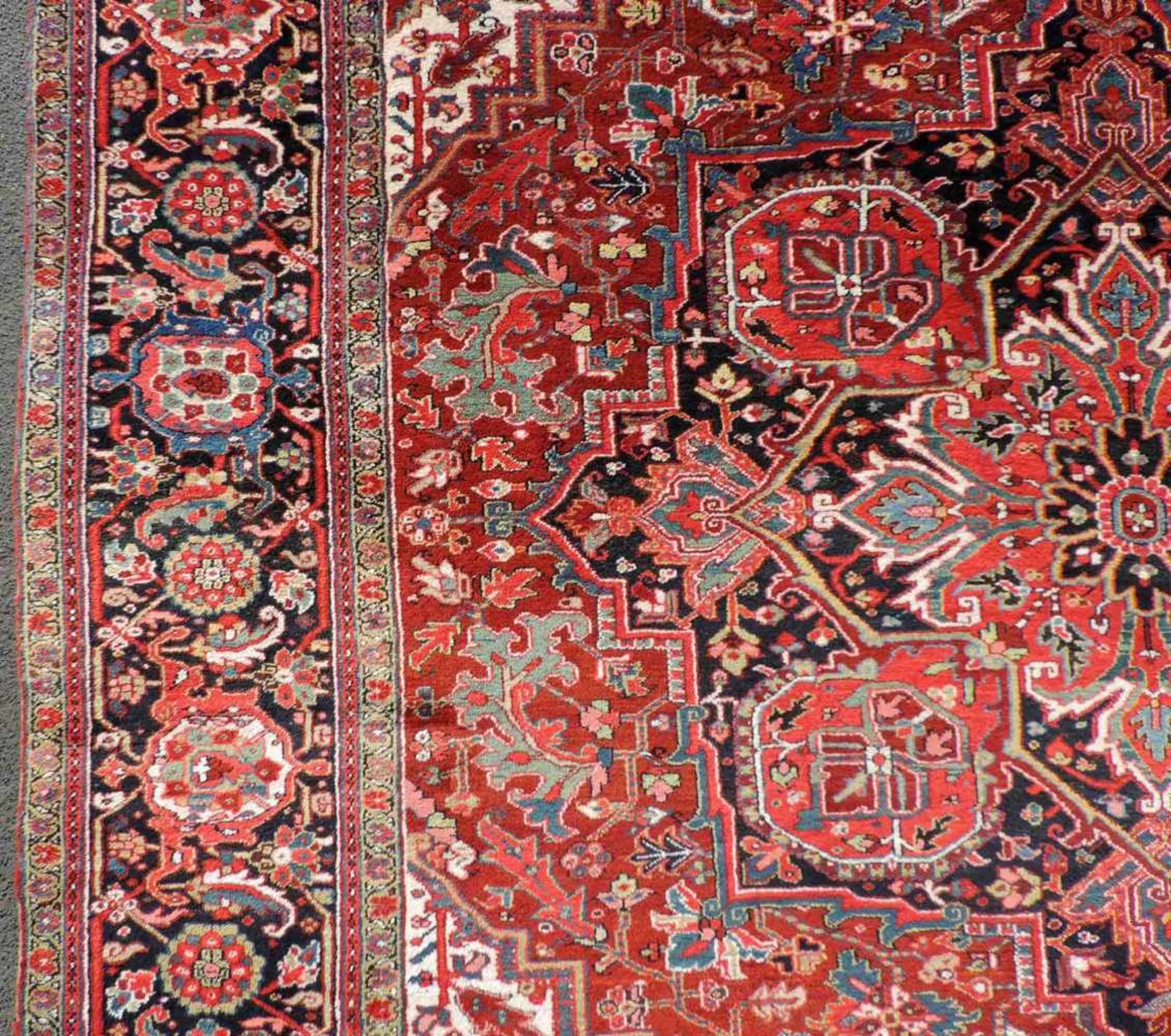 Heris Perserteppich. Iran, alt 1. Hälfte 20. Jahrhundert. 413 cm x 319 cm. Handgeknüpft. Wolle auf - Bild 8 aus 12