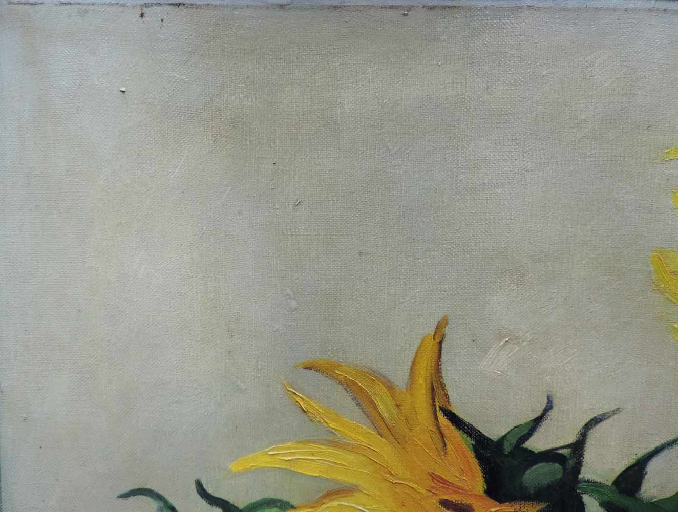 Martha WÖLCKE (? - 1944). Sonnenblumen in einem Steinguttopf auf blauem Tuch. 100 cm x 88 cm. - Image 7 of 8