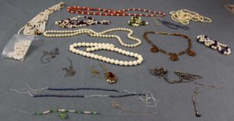 14 Colliers, auch Perlen, Koralle, Silber und Anderes. 14 necklaces, also pearls, coral, silver