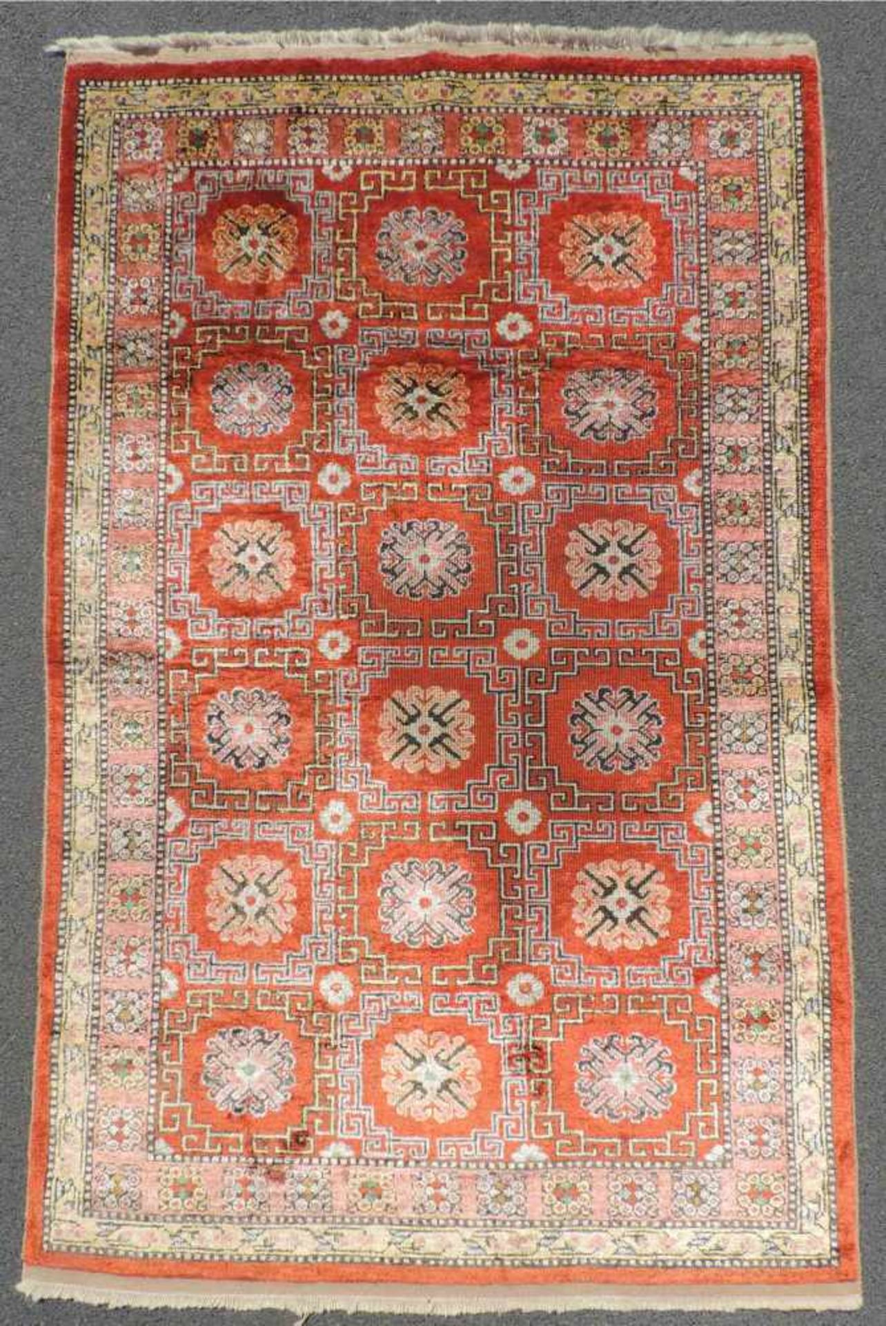 Khotan Seidenteppich. Zentralasien. Ost - China. Antik, um 1900. 209 cm x 124 cm. Orientteppich.