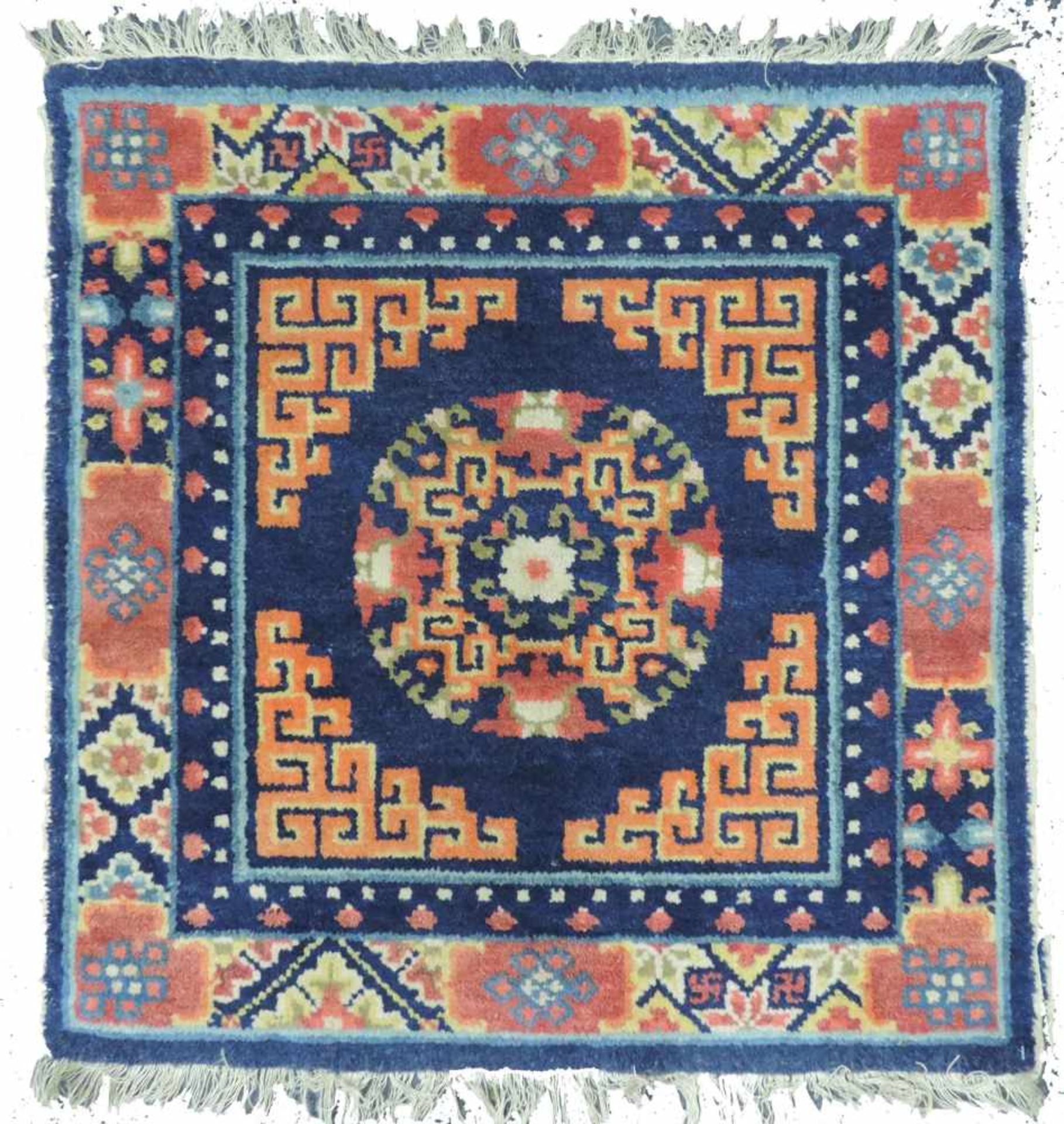 Bantou Sitzplatzteppich. China. Qing. 2. Hälfte 19. Jahrhundert. 61 cm x 61 cm. Handgeknüpft.