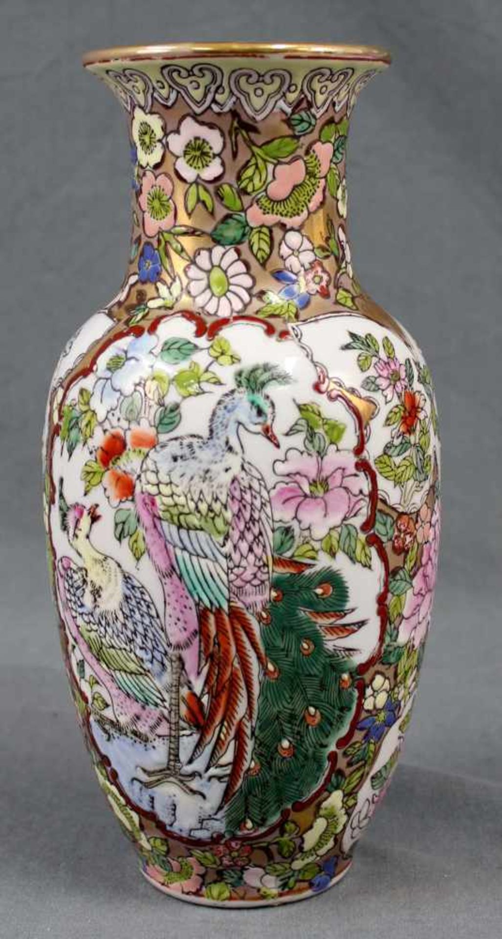 Vase Porzellan. Wohl China Republik, 1 Hälfte 20. Jahrhundert. 26,5 cm hoch. Pfauen Paar,