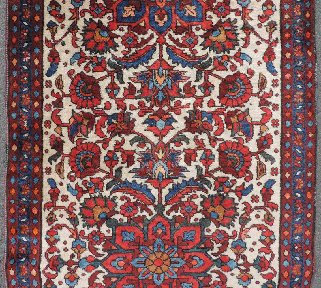 Bachtiar "Bibibaff" Perserteppich Galerie. Iran. 337 cm x 103 cm. Handgeknüpft. Wolle auf Baumwolle. - Image 3 of 9