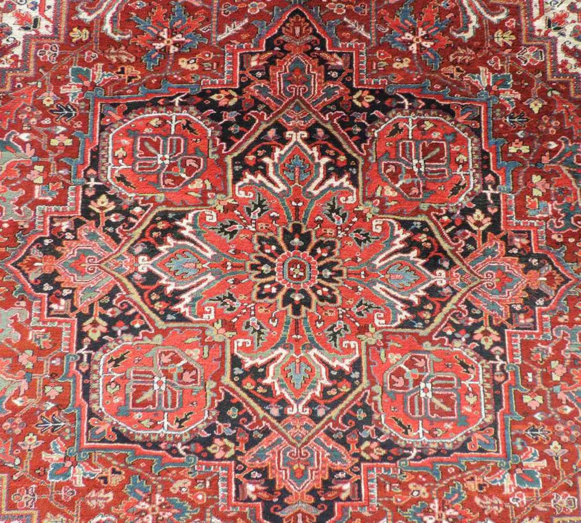 Heris Perserteppich. Iran, alt 1. Hälfte 20. Jahrhundert. 413 cm x 319 cm. Handgeknüpft. Wolle auf - Bild 9 aus 12