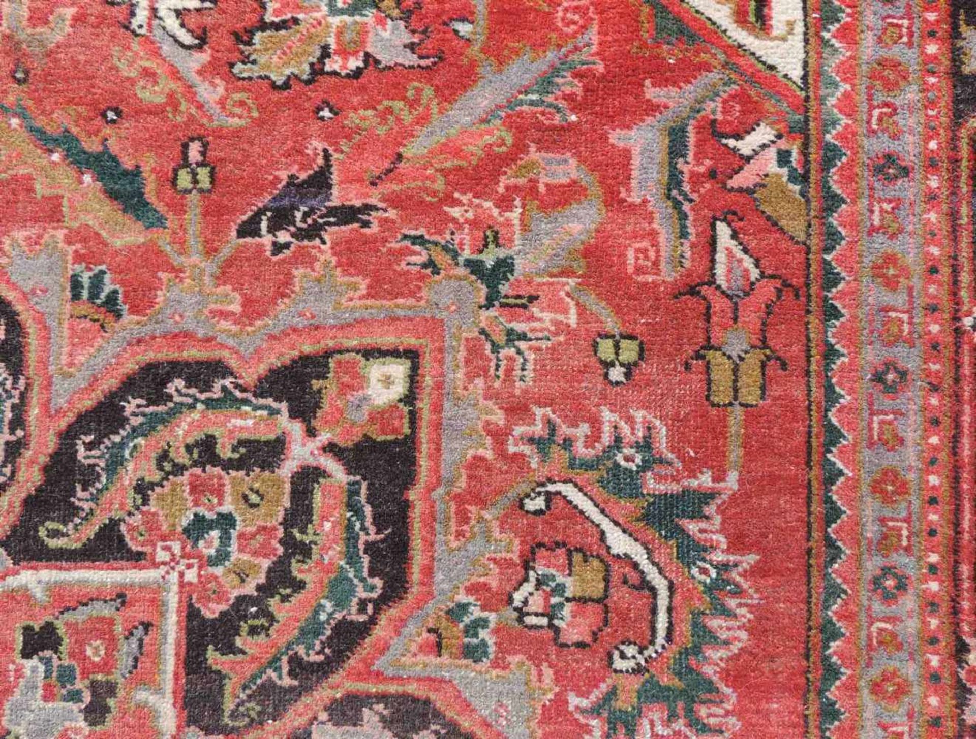 Heris Ahar Perserteppich. Iran, alt, Mitte 20. Jahrhundert. 306 cm x 221 cm. Handgeknüpft. Wolle auf - Bild 12 aus 12