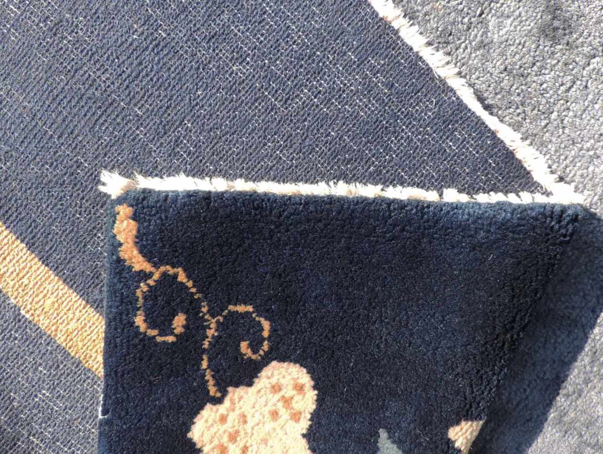 Peking Teppich. China. Antik. Um 1920 361 cm x 267 cm. Handgeknüpft. Mancesterwolle auf Baumwolle. - Bild 8 aus 8