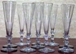 10 Sektflöten, alt, geschliffen. Frühes 19. Jahrhundert. 19 cm hoch. 9 champagne flutes, old,