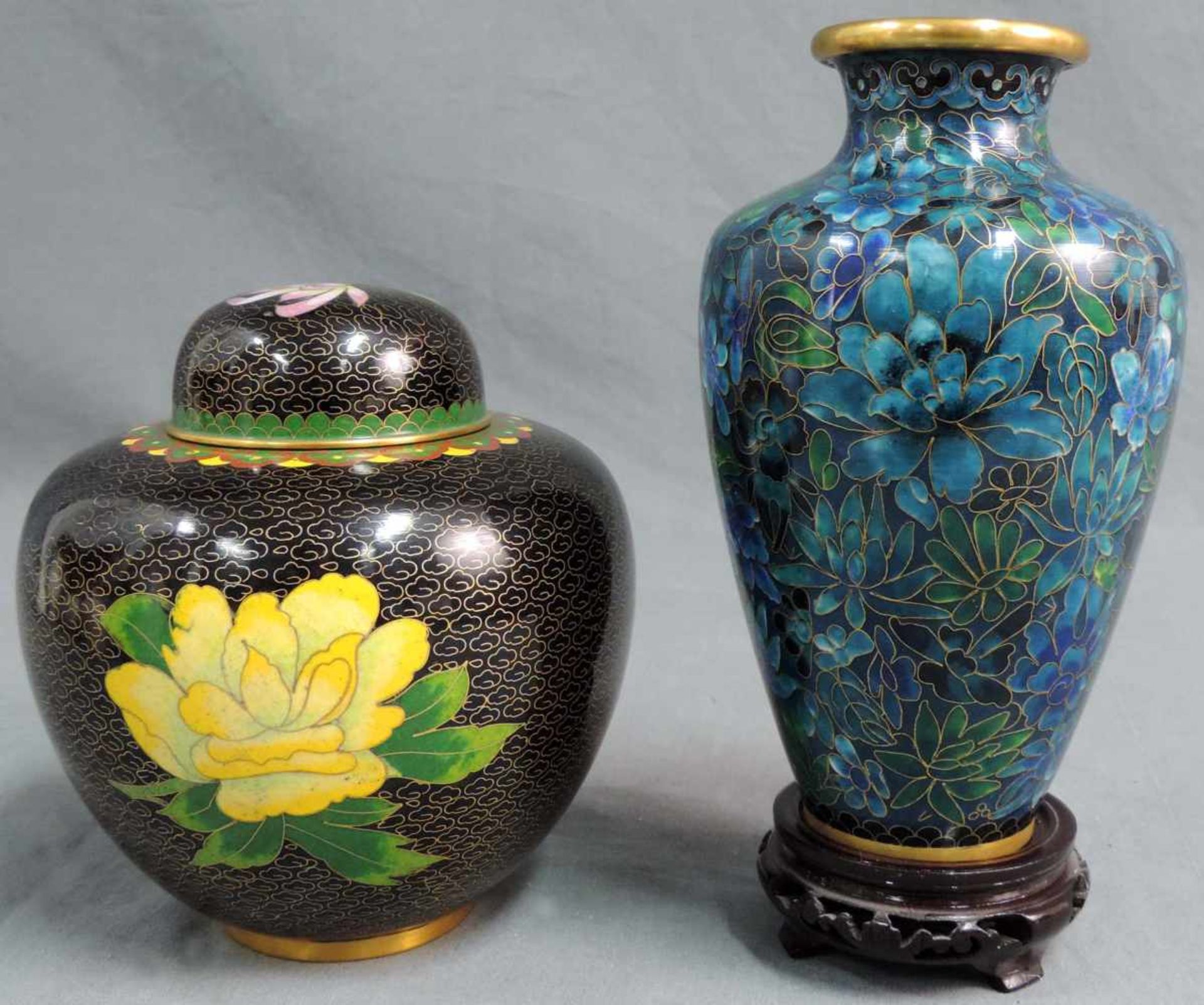 2 Cloisonne Vasen. Wohl China alt. Bis 18 cm hoch, ohne Holzsockel gemessen. 2 cloisonne vases. - Bild 2 aus 8