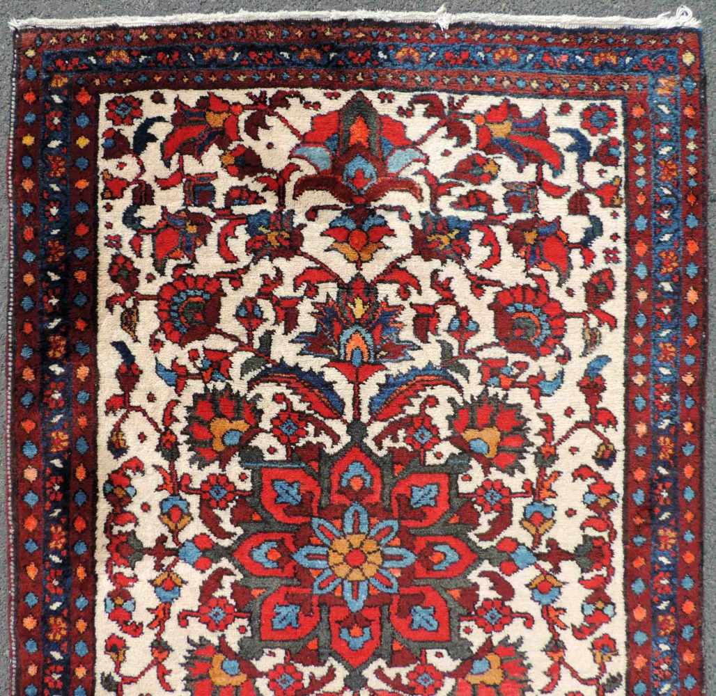 Bachtiar "Bibibaff" Perserteppich Galerie. Iran. 337 cm x 103 cm. Handgeknüpft. Wolle auf Baumwolle. - Image 5 of 9