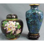 2 Cloisonne Vasen. Wohl China alt. Bis 18 cm hoch, ohne Holzsockel gemessen. 2 cloisonne vases.