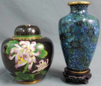 2 Cloisonne Vasen. Wohl China alt. Bis 18 cm hoch, ohne Holzsockel gemessen. 2 cloisonne vases.