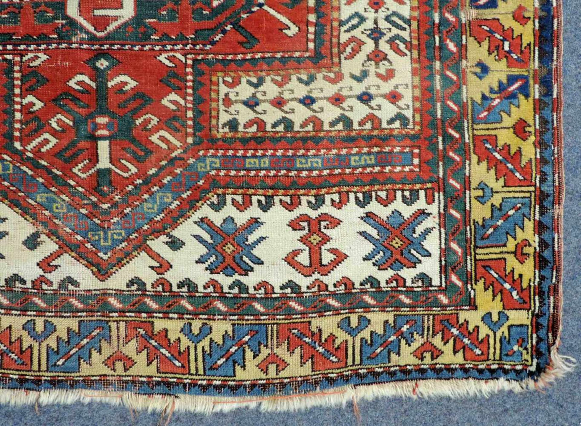 Kasak Dorfteppich. Kaukasus. Antik, Mitte 19. Jahrhundert. 224 cm x 145 cm. Orientteppich. - Bild 5 aus 11