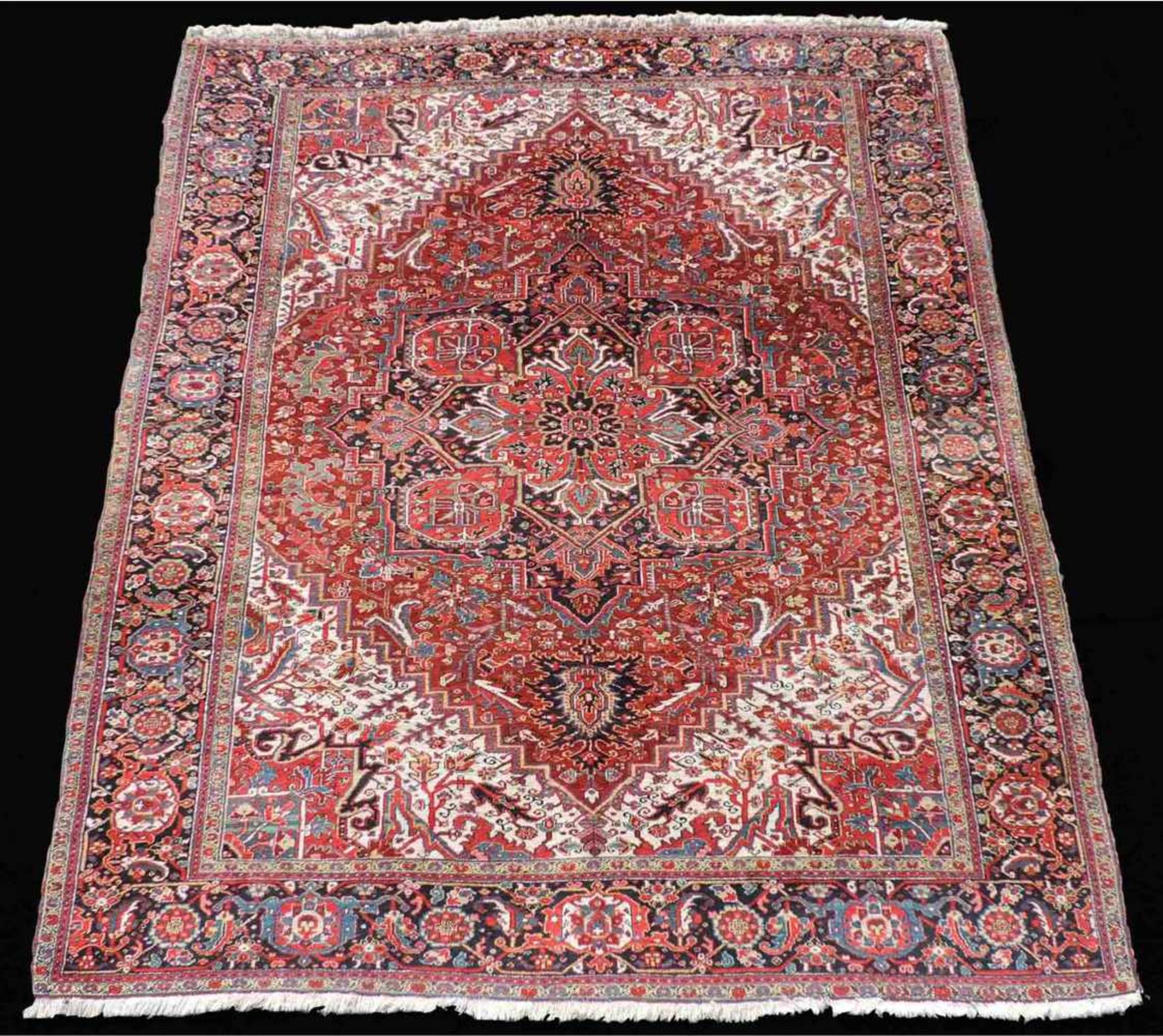 Heris Perserteppich. Iran, alt 1. Hälfte 20. Jahrhundert. 413 cm x 319 cm. Handgeknüpft. Wolle auf