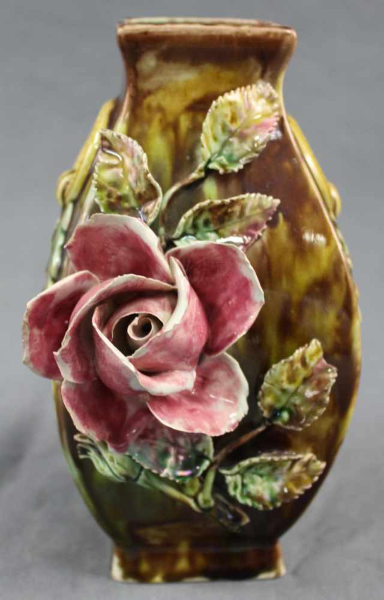 Steingutvase mit modelliertem Rosendekor. Orginal Jugendstil und aus der Zeit. 21 cm hoch. Stoneware - Bild 4 aus 8