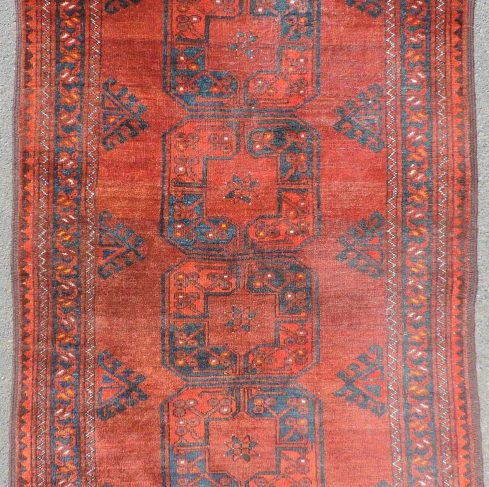 Ersari Stammesteppich. Turkmenistan. Antik um 1910. 193 cm x 102 cm. Orientteppich. Handgeknüpft. - Bild 3 aus 5