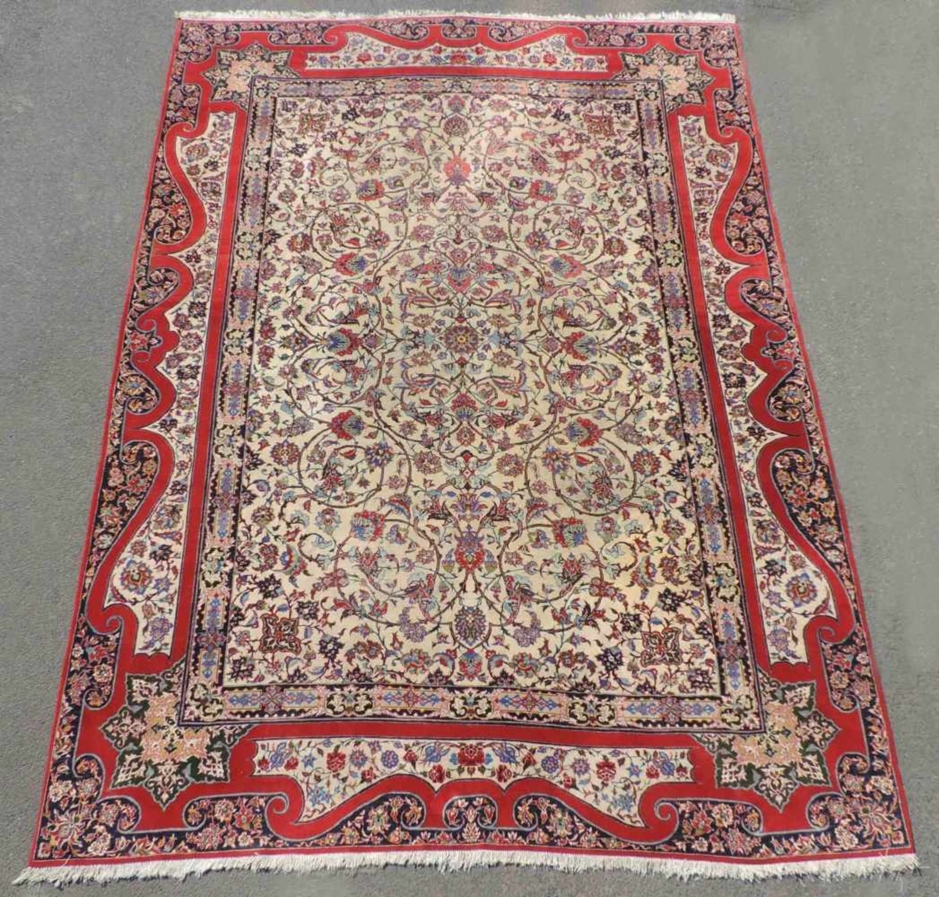 Isfahan Perserteppich. Iran. Mitte 20. Jahrhundert. Sehr feine Knüpfung. 362 cm x 260 cm.