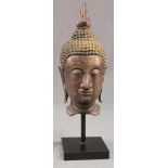 Buddha Kopf. Bronze. Thailand. 34 cm ist der Kopf hoch. Mit Ständer 42 cm. Buddha head. Bronze.