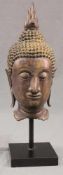 Buddha Kopf. Bronze. Thailand. 34 cm ist der Kopf hoch. Mit Ständer 42 cm. Buddha head. Bronze.