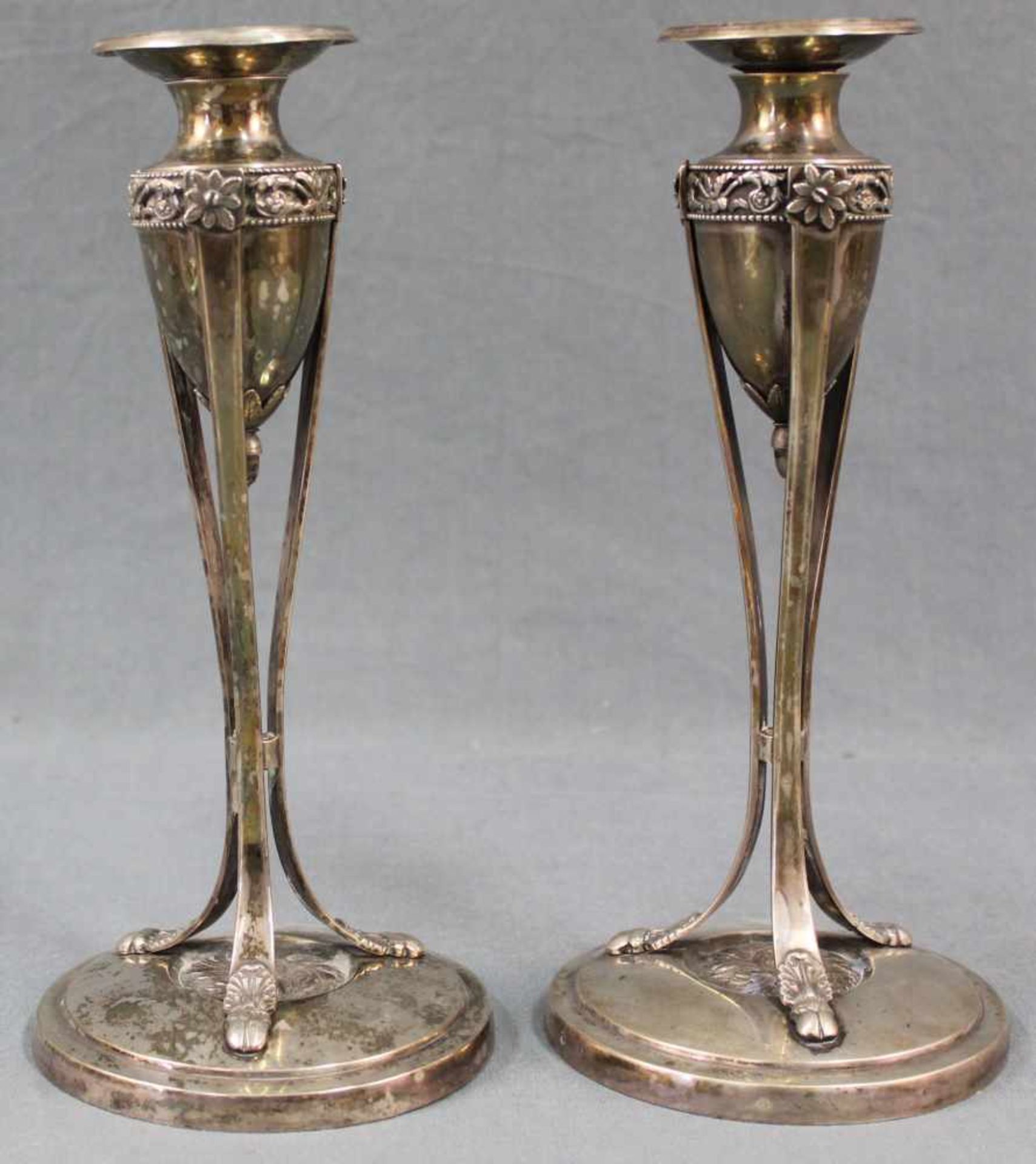 Ein Paar Silberleuchter, Empire, 19. Jahrhundert. 26 cm hoch. Mehrfach gepunzt. 906 Gramm. A pair - Bild 4 aus 10
