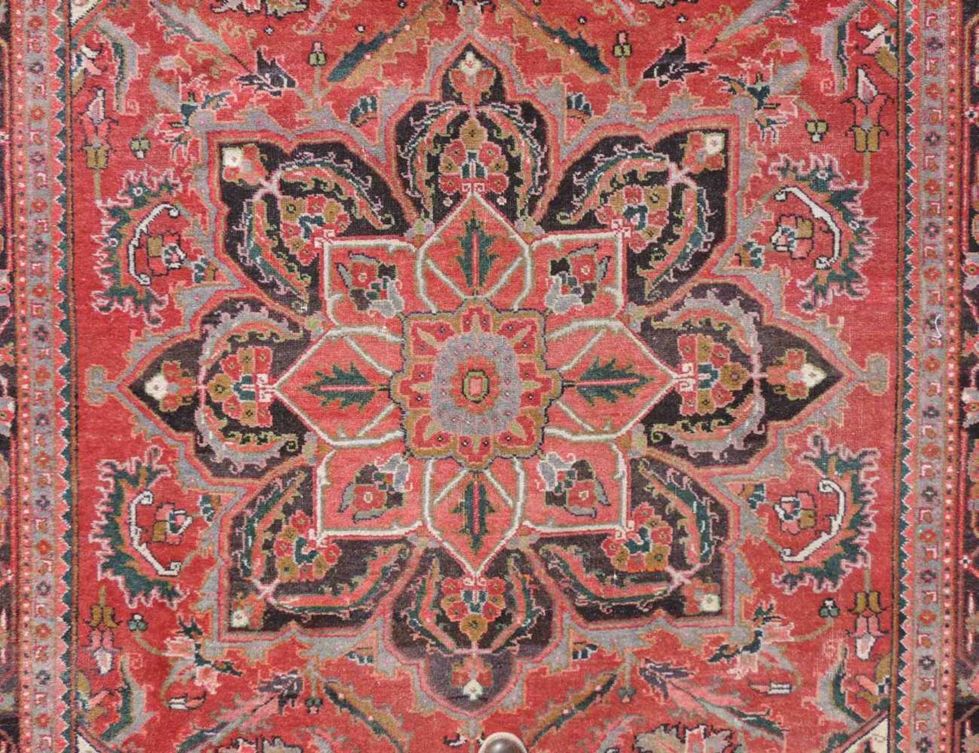 Heris Ahar Perserteppich. Iran, alt, Mitte 20. Jahrhundert. 306 cm x 221 cm. Handgeknüpft. Wolle auf - Bild 9 aus 12