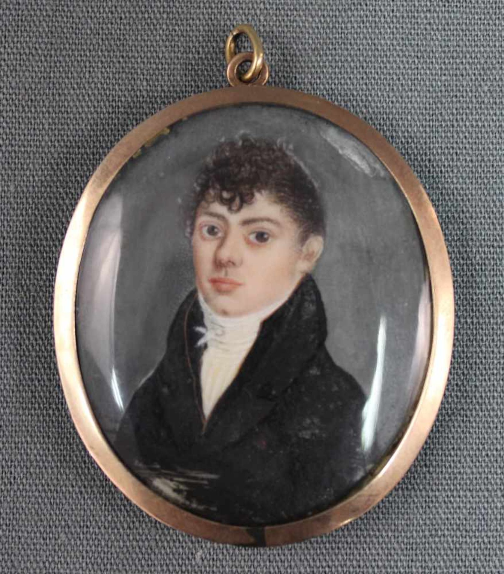 MINIATUR 18. Jahrhundert. Junger Mann. Rahmen Rosé Gold 14 Karat. 5 cm x 4,5 cm. Oval, ohne Hängeöse