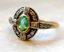 Ring mit grünem Farbstein und kleinen Brillanten. 750 Gelb - Gold. 3 Gramm Gesamtgewicht.