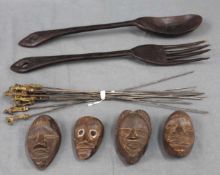 4 kleine Masken, sowie Löffel und Gabel, Holz. 12 Spieße Zinklegierung und Gelbgussfiguren. Bis 55
