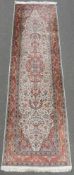 Kaschmir, Indien, Teppich Galerie. Feine Knüpfung. 295 cm x 87 cm. Orientteppich. Handgeknüpft.