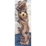 Holz Skulptur. 2 imperiale Drachen kämpfen um die flammende Perle, ohne diese zu erreichen. 103 cm